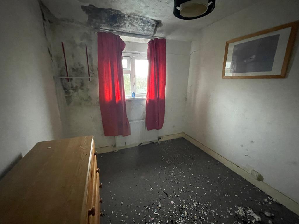 Lot: 35 - THREE-BEDROOM SEMI-DETACHED HOUSE IN POPULAR LOCATION - Bedroom 2